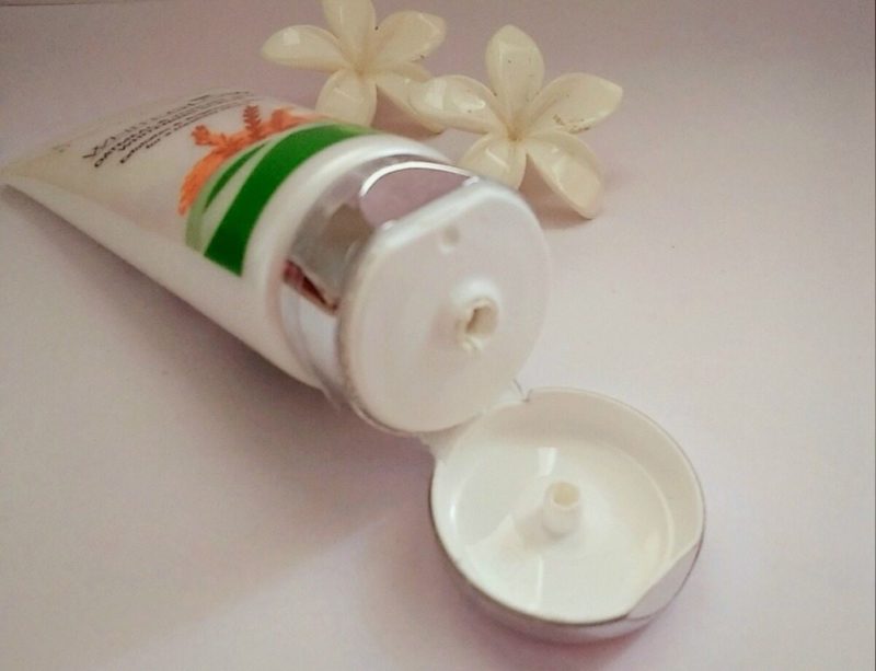Lotus Herbals WHITEGLOW Oatmeal & Yoghurt Skin Whitening Scrub Review 2